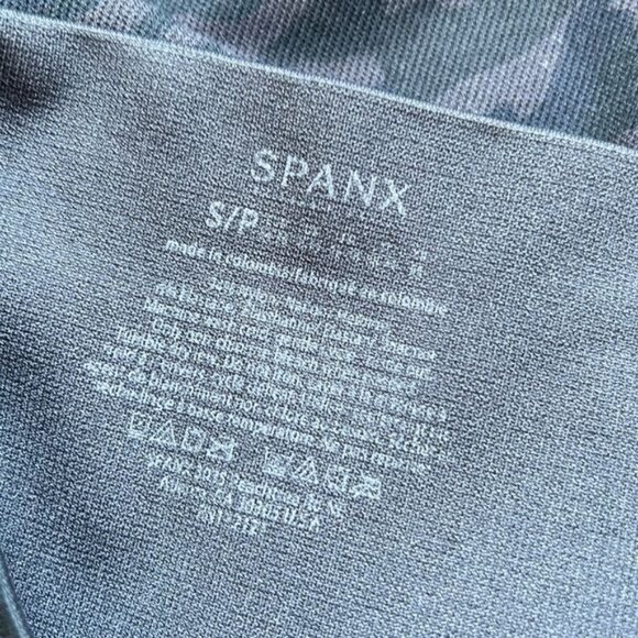 Spanx Look At Me Now Leggings in Black Camo - S - Picture 7 of 7